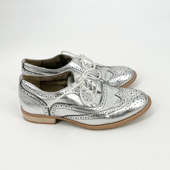 ModCloth Silver Metallic Wingtip Faux Leather Wingtip Oxford Shoes Size 8 - Picture 5 of 5